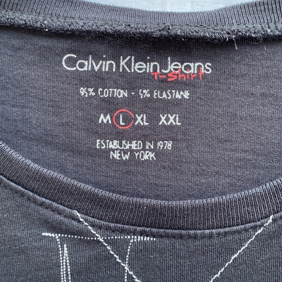 Calvin Klein Tee Shirt - Picture 3 of 4
